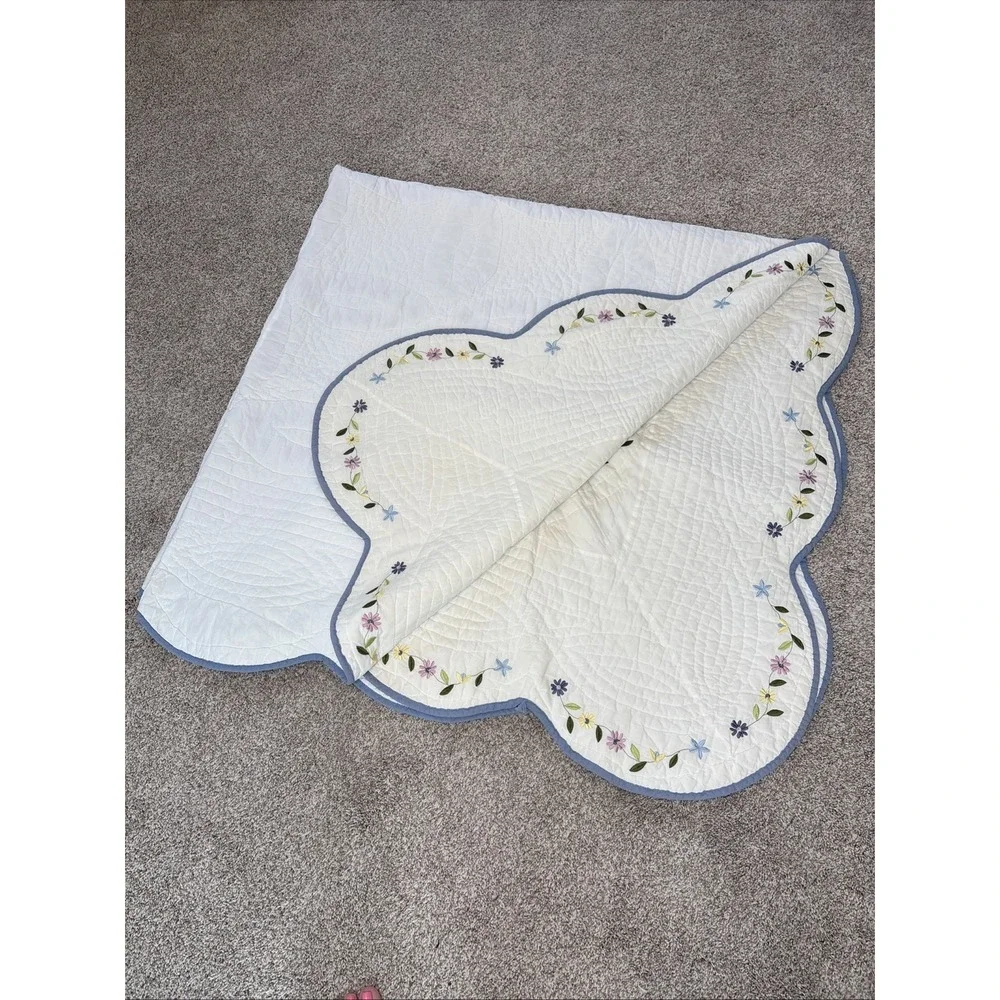 Embroidered Floral Wreath Full‎ Cream Quilt & Shams Scalloped Edge Cottagecore